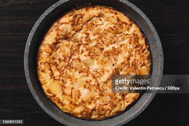 tortilla de patatas,typical spanish dish,directly above shot of food in bowl on table - tortilla de patatas photos et images de collection