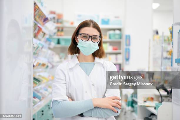 woman in pharmacy during pandemic - general view stock pictures, royalty-free photos & images