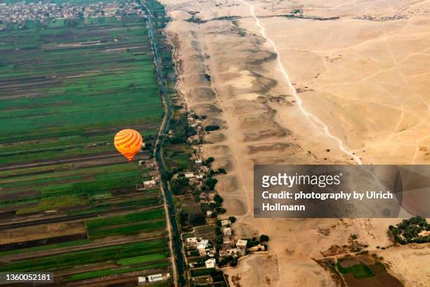 hot air balloon at sunrise over valley of kings, luxor, egypt - nile river stockfoto's en -beelden