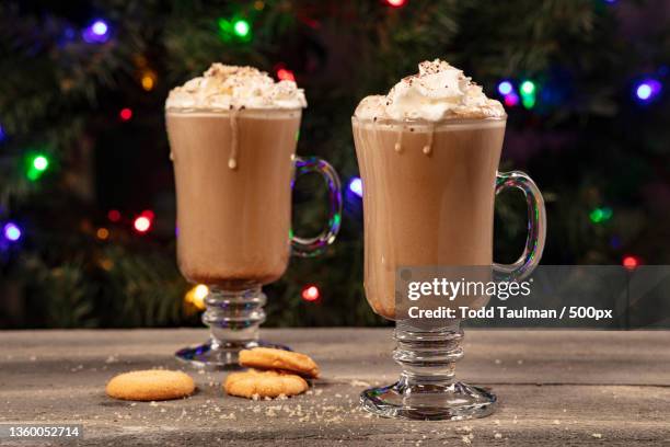 irish coffee with christmas tree background - chai stockfoto's en -beelden