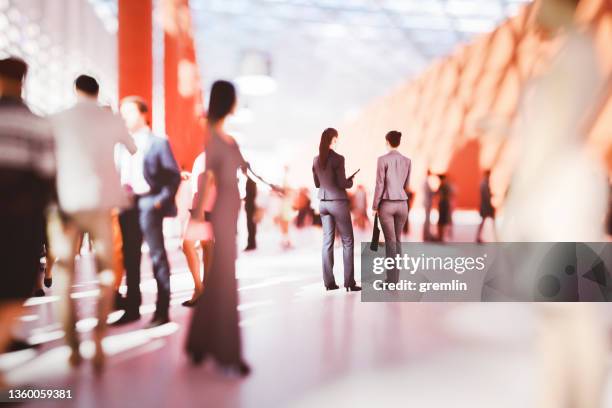 des femmes d’affaires debout dans des foules d’employés de bureau - surexposition technique photographique photos et images de collection