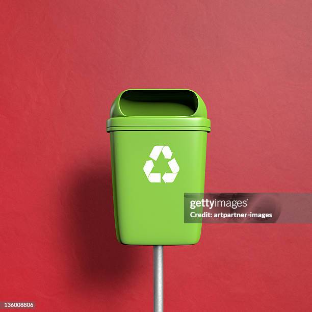 green trash with recycling symbol on red - poubelle photos et images de collection