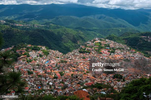 view of the township of taxco de alarcón in guerrero, mexico - guerrero 個照片及圖�片檔