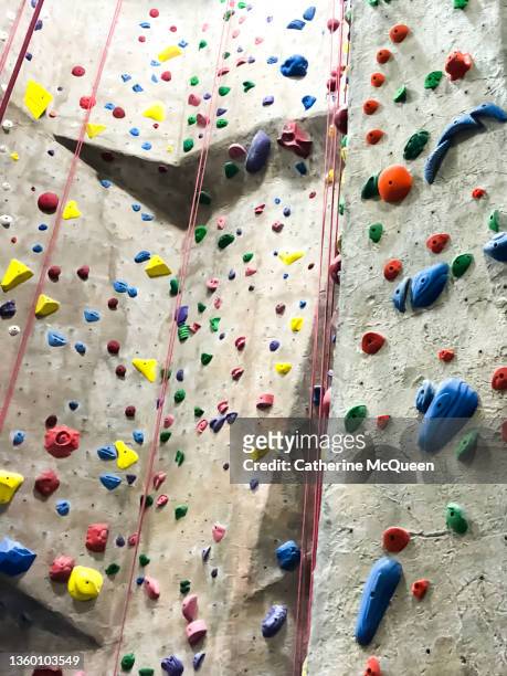 indoor rock climbing wall background - kletterwand kletterausrüstung stock-fotos und bilder