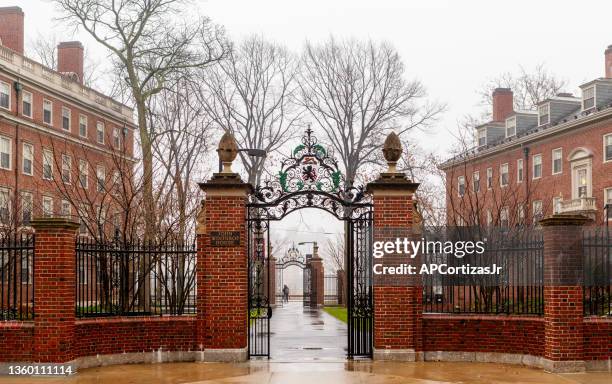 john winthrop house and gate on a rainy day -  harvard yard - 
harvard university - cambridge massachusetts - harvard university 個照片及圖片��檔