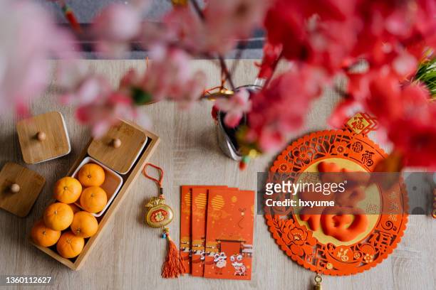 chinese new year decoration and red envelopes on table - 中國新年 個照片及圖片檔
