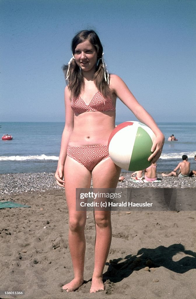 contar vértice Gastos Teenage Girl On Beach High-Res Stock Photo - Getty Images