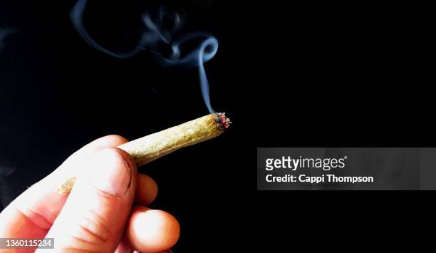 passing the cannabis joint - 大麻 マリファナ ストックフォトと画像