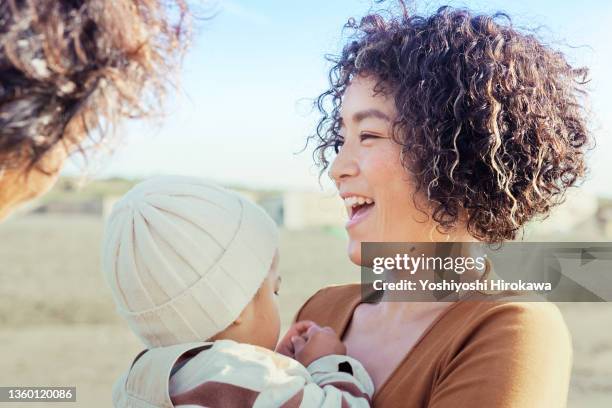 mother holding new family - asian young family stockfoto's en -beelden