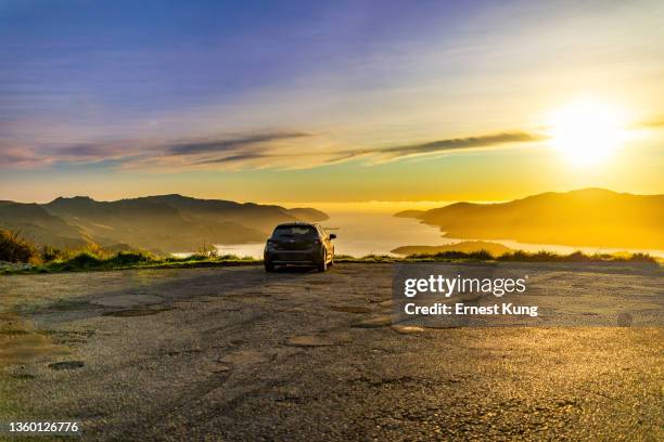 beobachten sie einen frühlingssonnenaufgang im te whakaraupō lyttelton harbour, aotearoa neuseeland - toyota motor co stock-fotos und bilder