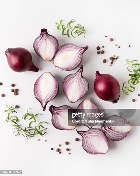 fresh red onion on a white background. - cebolla fotografías e imágenes de stock