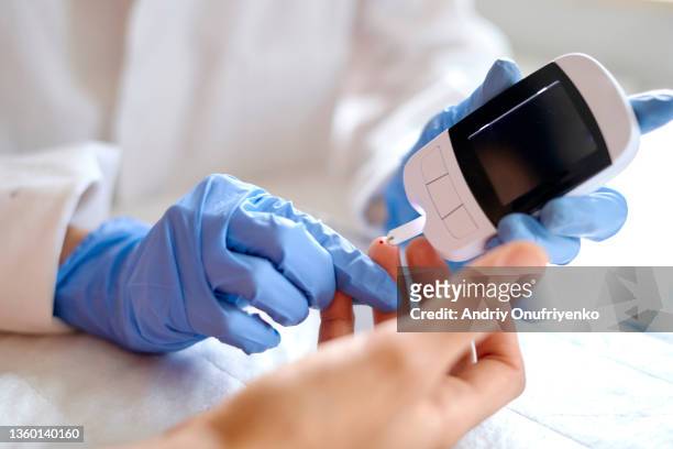 blood glucose test - glucose stockfoto's en -beelden