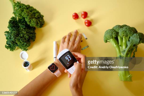 blood glucose test using smart devices. - weight gain foto e immagini stock