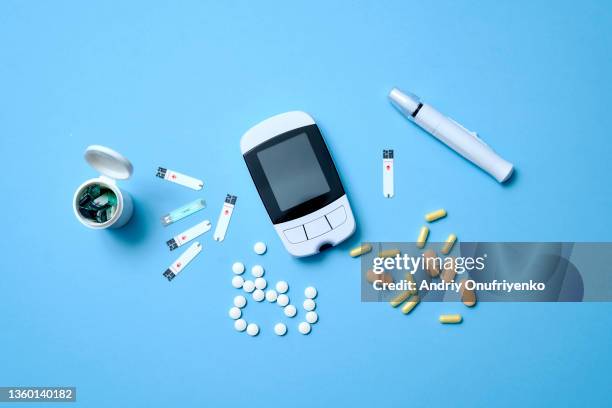 blood glucose test - medische artikelen stockfoto's en -beelden