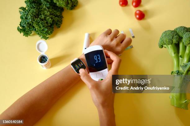 blood glucose test using smart devices. - glycemia fotografías e imágenes de stock