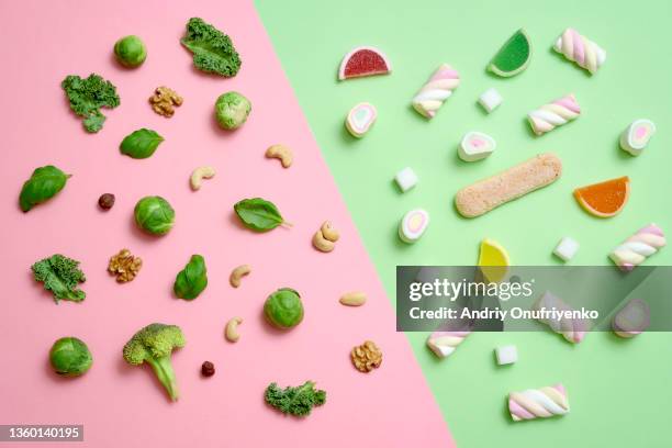 sweet food vs organic - glucose stockfoto's en -beelden