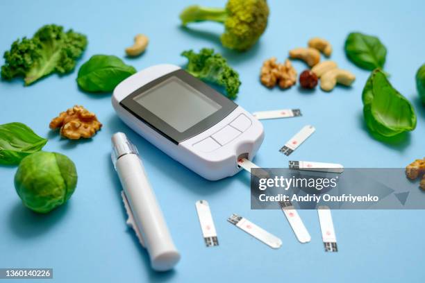 blood glucose test at home. - diabetic stockfoto's en -beelden