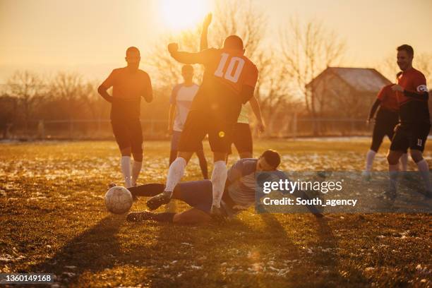 male soccer match - overtreding stockfoto's en -beelden