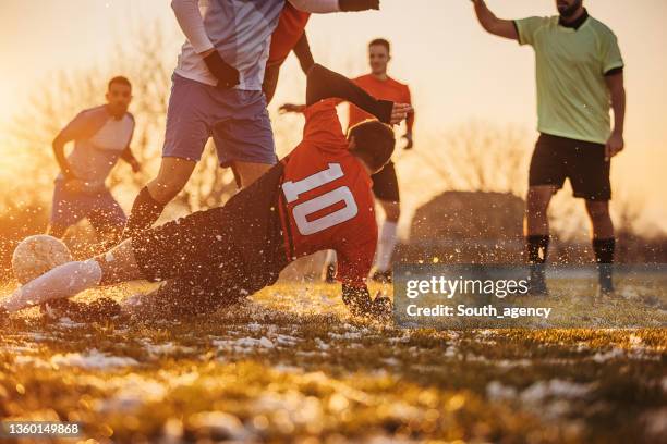 fußballspiel der männer - foul sportbegriff stock-fotos und bilder