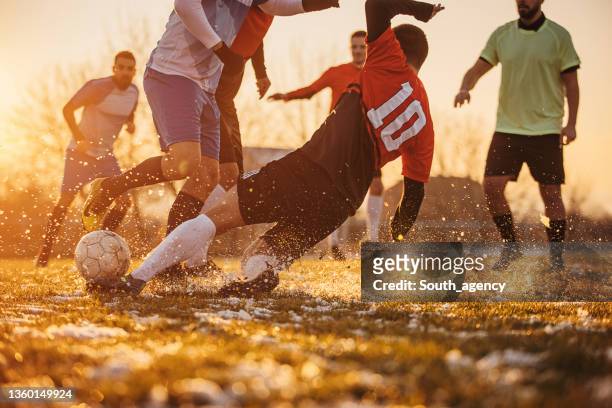 male soccer match - voetbalcompetitie sportevenement stockfoto's en -beelden
