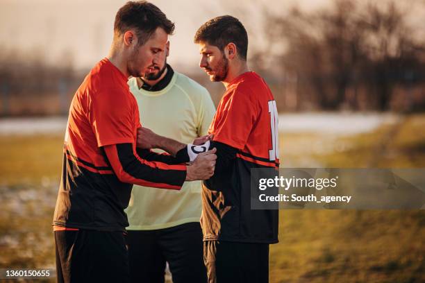 substituição de capitão de futebol - replacement - fotografias e filmes do acervo