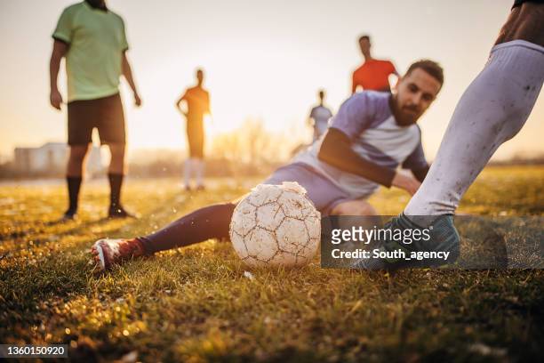 soccer tackle - foul 個照片及圖片檔