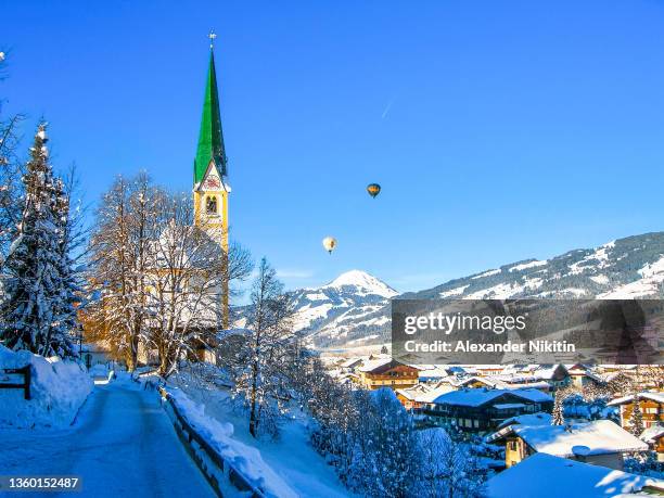 kitzbuhel in winter - kitzbühel stock-fotos und bilder