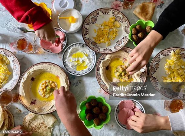 top view of arabic breakfast - dipping - fotografias e filmes do acervo