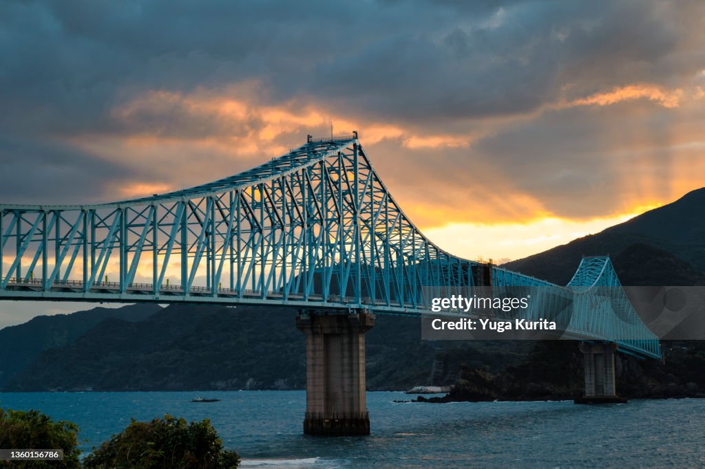 生月島と平戸島を結ぶ生月大橋とドラマチックな朝焼けの空 (Ikitsuki Bridge connecting the Ikitsuki and Hirado Islands)