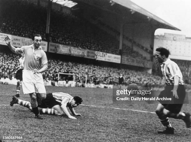 Stanley Matthews beating Peter Sillett at The Dell, Southampton, 1953.