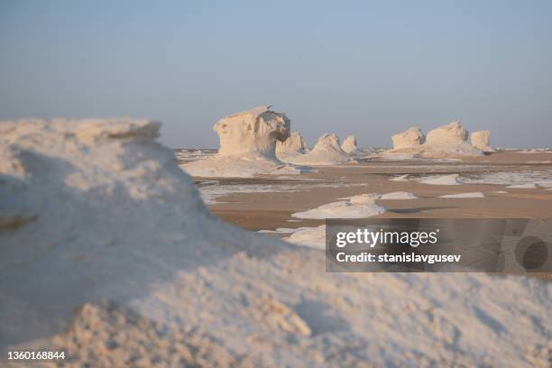 mushroom shaped rock formations in white desert, farafra, egypt - farafra stock pictures, royalty-free photos & images