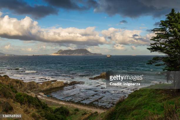 rock of gibraltar viewed from spanish coast, algeciras, cadiz, andalusia, spain - algeciras stockfoto's en -beelden