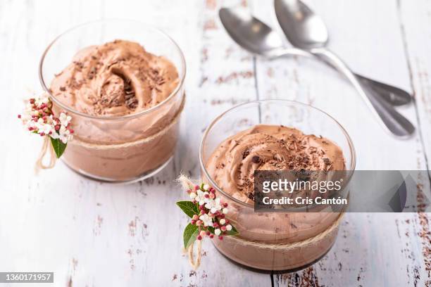 two glasses of chocolate mousse on white wooden table - chocolate pudding foto e immagini stock