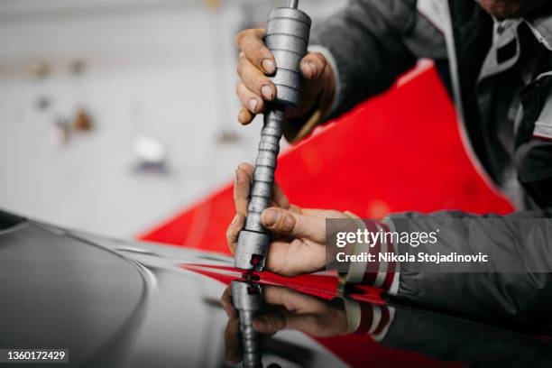 auto body mechanic disassembling damaged vehicle - car deuk stockfoto's en -beelden