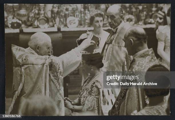 Queen consort Elizabeth crowned by the Archbishop of Canterbury. Queen consort of King George VI, 11th December 1936