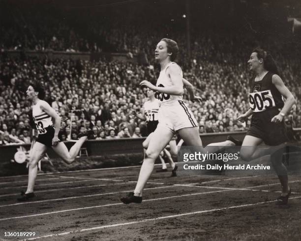 Semi Finals of the Women's 200 metres at the Olympics, London, 1948. The first dead heat of the Olympic meeting of 1948 occured in the womems 200...