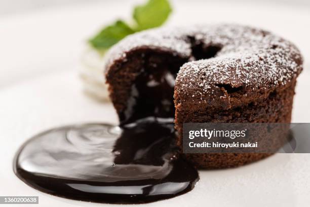 fondan chocolate cake - lava cake stock pictures, royalty-free photos & images