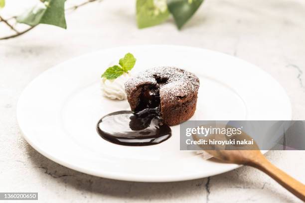 fondan chocolate cake - lava cake stock pictures, royalty-free photos & images