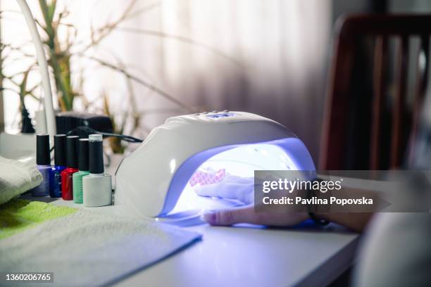 hacer una manicura - pantalla de lámpara fotografías e imágenes de stock