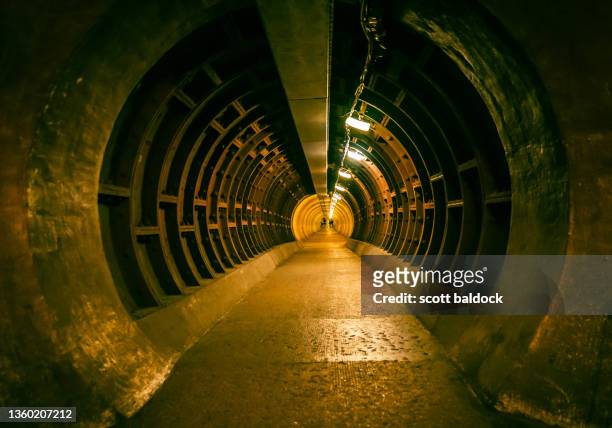greenwich foot tunnel - tiefgang stock-fotos und bilder
