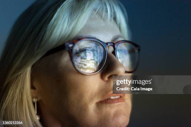 close up reflection of computer screen in businesswoman's eyeglasses - caiaimage stock-fotos und bilder