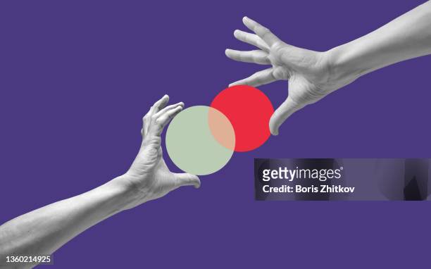 human hands connect two circles. - insérer photos et images de collection