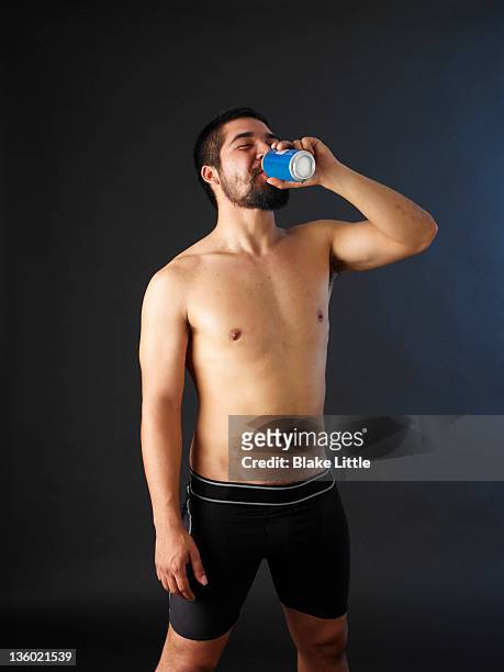 athletic man drinking from beverage can. - cannette photos et images de collection