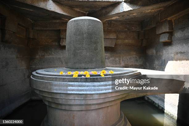 hindu god shiva lingam stone shrine - shiva lingam stock pictures, royalty-free photos & images