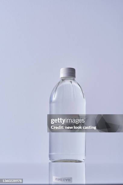 white vinegar against white background - azijn stockfoto's en -beelden