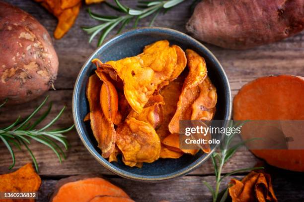 sweet potato chips - zoete aardappel stockfoto's en -beelden