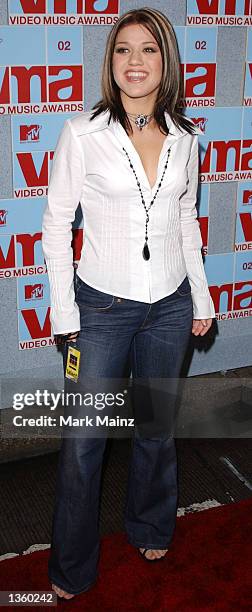 Singer Kelly Clarkson from the television show "American Idol" arrive at the 2002 MTV Video Music Awards at Radio City Music Hall August 29,2002 in...