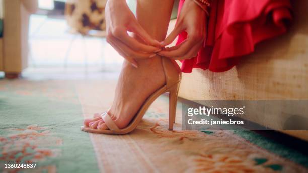 donna che indossa scarpe eleganti. primo piano su gambe e vestito rosso - tacchi alti foto e immagini stock