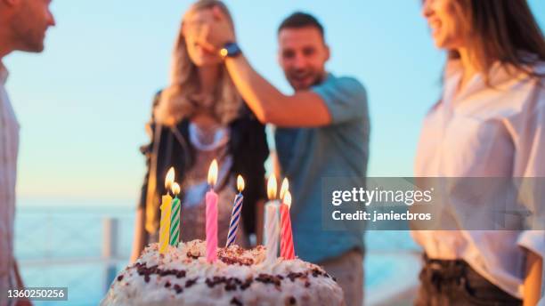 gartengeburtstagsfeier. sommertag mit freunden und freund - partyhut stock-fotos und bilder