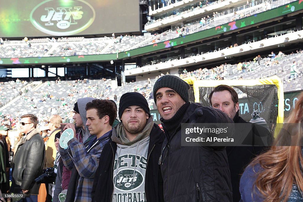 Actor Bobby Cannivale attends the Kansas City Chiefs vs New York Jets  News Photo - Getty Images